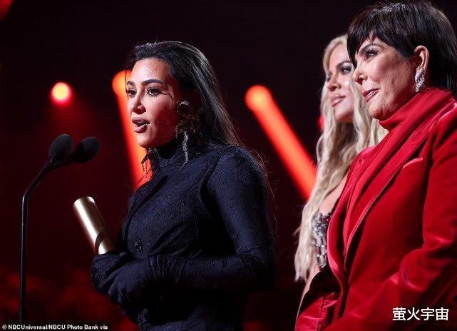 侃爷|41岁金·卡戴珊包裹严实领奖，忽略了鲜肉男友，认真感谢丈夫侃爷