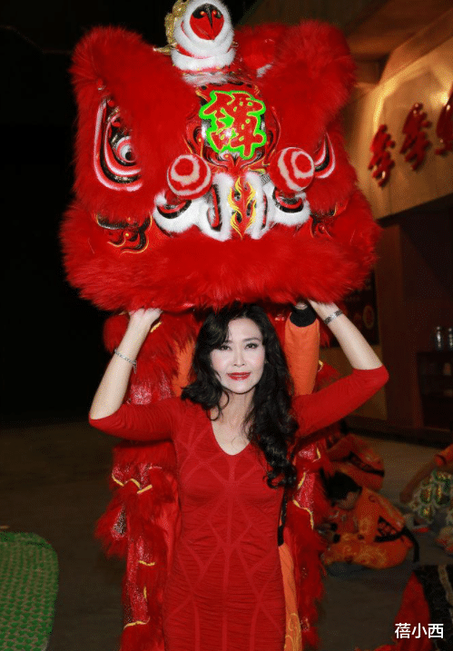 蓓小西|叶玉卿越老越惊艳,一袭红色紧身裙配长卷发,原装身材就是不一样