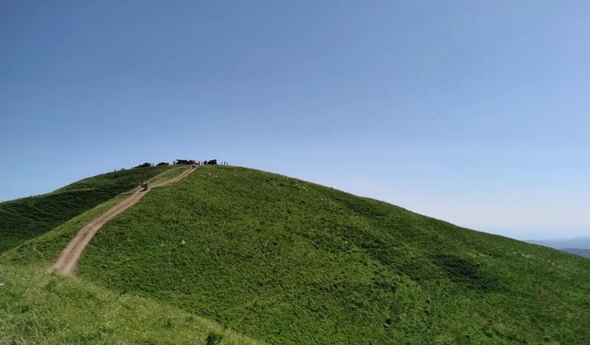 荷花 陕西秦岭一越野好地，有小瑞士之称，本地人不当回事，游客当成宝