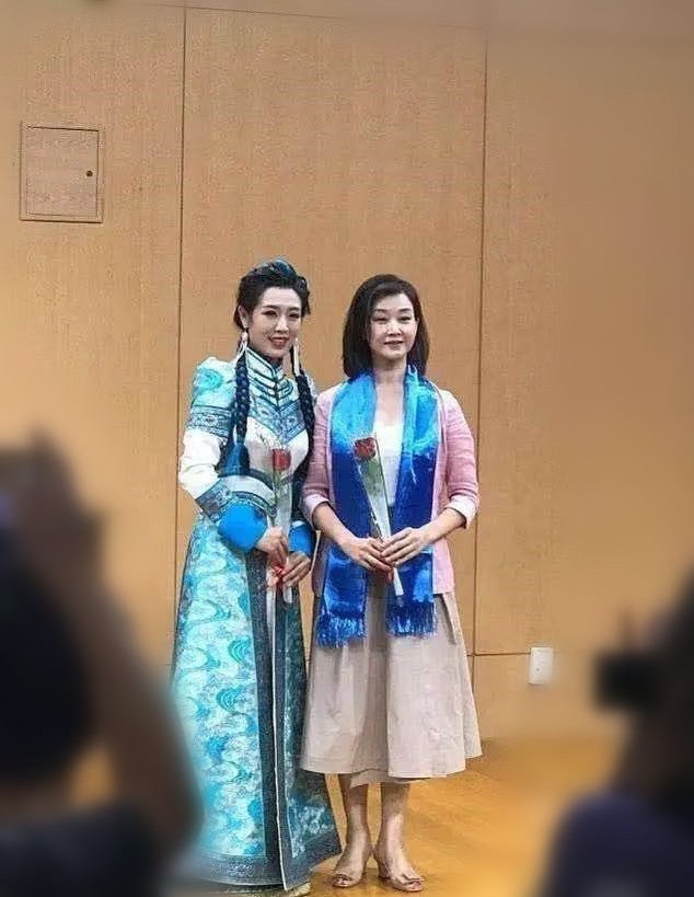潮流新风|宋祖英很懂往“嫩”了穿，穿粉色西装配半裙，55岁看起来就像25岁