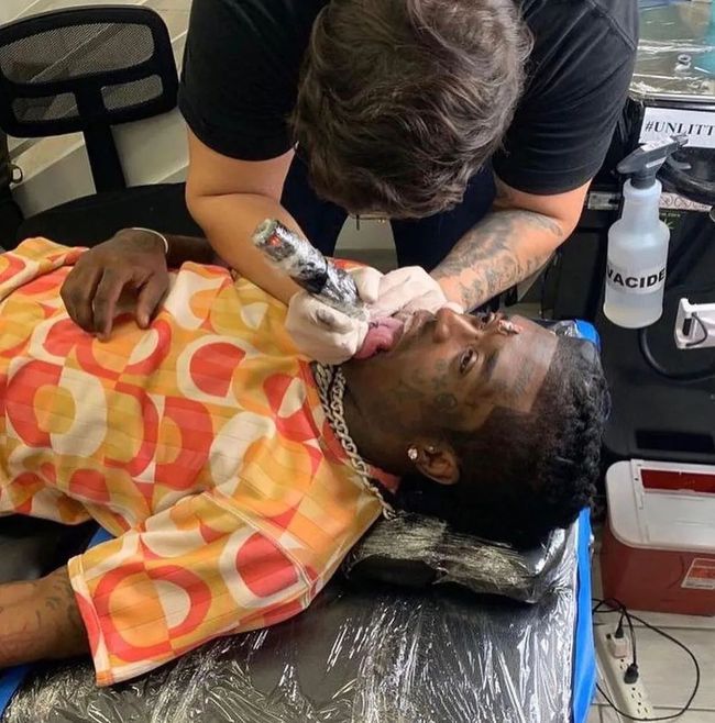 高校|美国歌手将1.6亿粉钻镶嵌在额头，演唱会时被粉丝抠出，危及生命