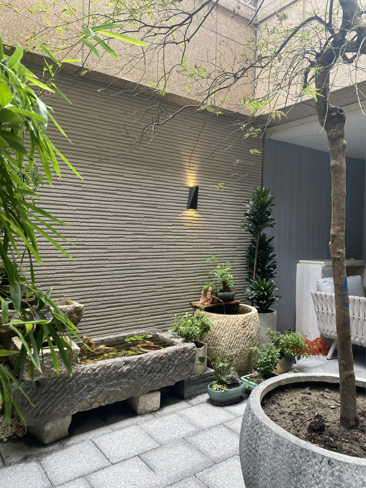 打造一个，建在地面下的“下沉式庭院”花园，比传统院落更实用