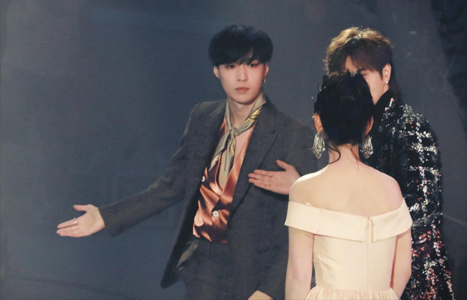 杨紫|杨紫张艺兴恋情添锤？节目中公然穿情侣睡衣同框，亲密互动不避嫌