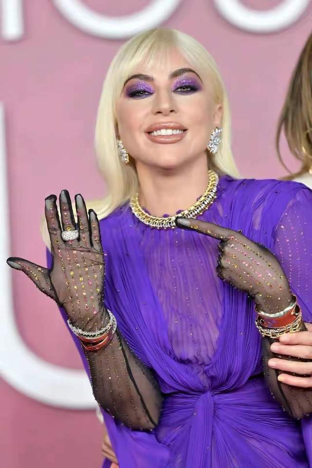 智友|Lady Gaga亮相新片首映艳压全场！贵气足以配黑寡妇，钻石挂满全身