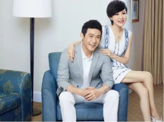 鲍蕾|鲍蕾晒带娃日常，12岁贝儿弹吉他有模有样，妹妹在镜头前捣乱