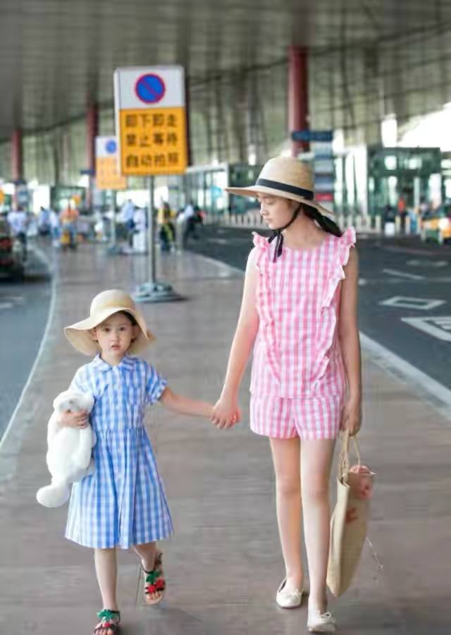 黄磊|黄磊两口子真前卫，大女儿早熟又给小女儿挂耳染，7岁就好时髦