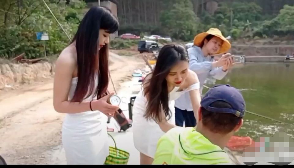 不明物体|鱼塘边的靓丽风景线吸人眼球，惹得钓友乐此不疲