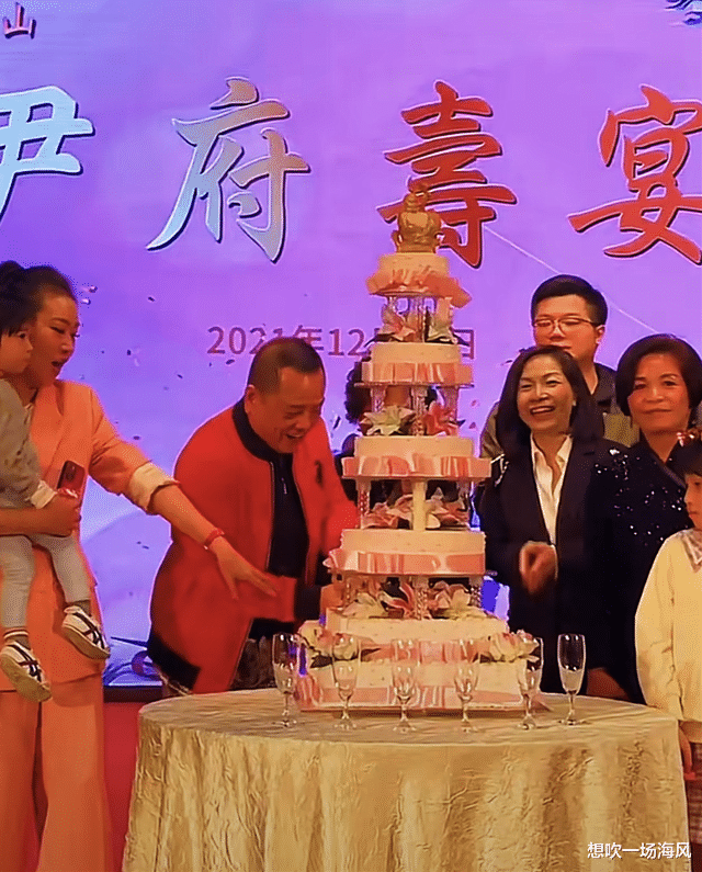谭卓|崩牙驹席为87岁母亲庆生，席开近20桌，第四任妻子抱娃现身