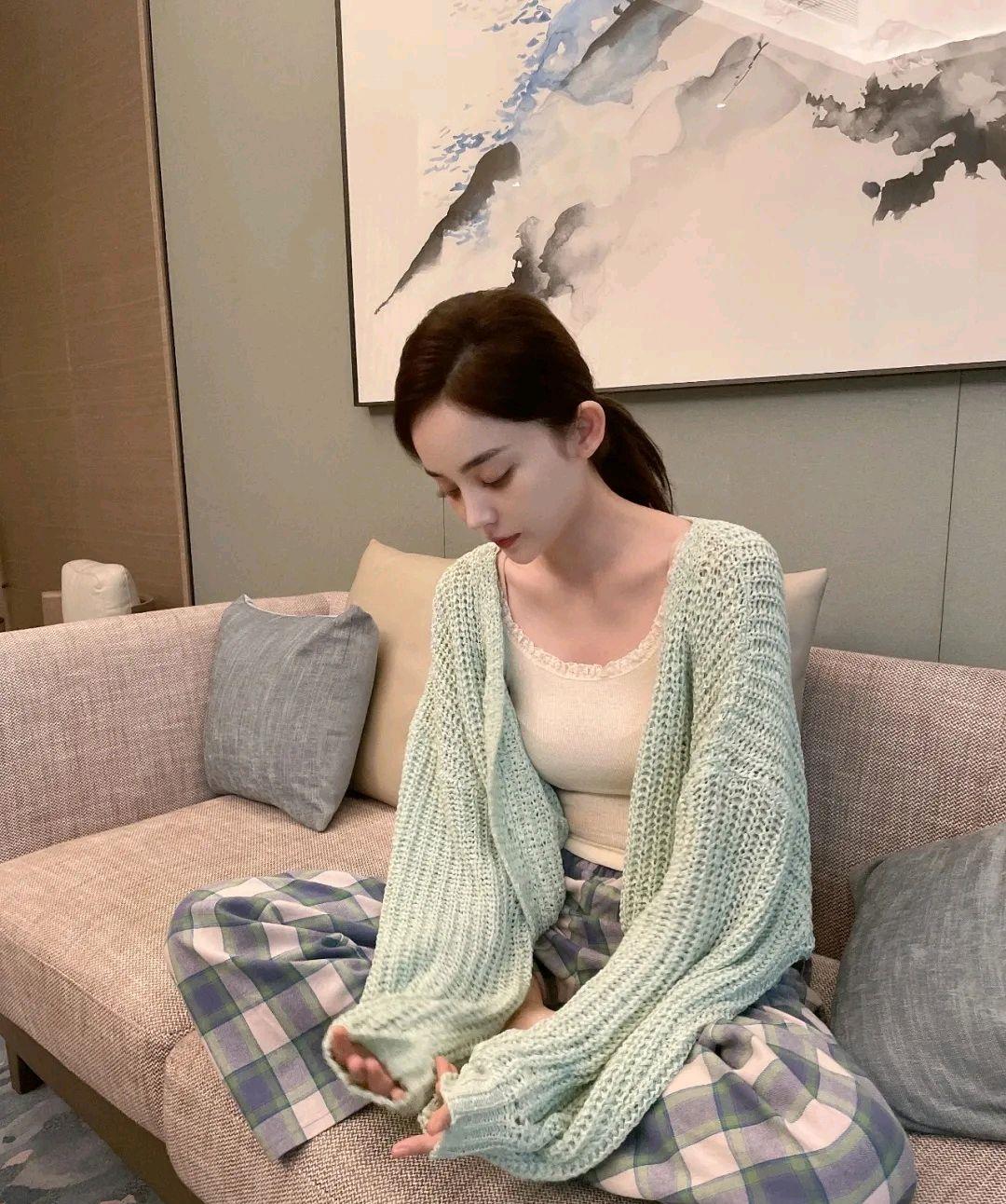 时尚专用小马甲|当年的“最美考生”，如今的气质美女，娜扎是真的美！