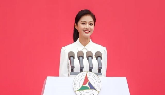 中国传媒大学|中国传媒大学校花冯琳，再次成为领诵员，这一次身份有点不一样