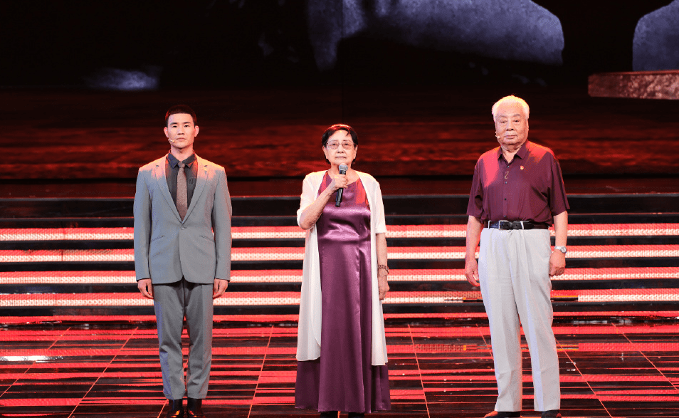 谢孟伟|谢孟伟支援河南洪灾，又是在“作秀”？网友：自带大爷等待救援呢