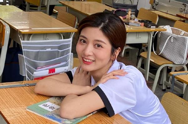 辣妹|《心动4》孔汝淳黑直长很清纯，当她换成卷发后，女神变辣妹