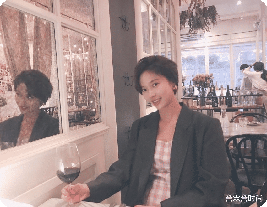 誉霖誉时尚 黄正音真会穿,“桌布”配西装差点认不出是韩星,造型还挺时尚的