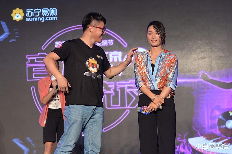 小白爱美搭|周笔畅的甜酷风穿搭挺个性,站在“小狐狸”杨幂旁,也丝毫不逊色