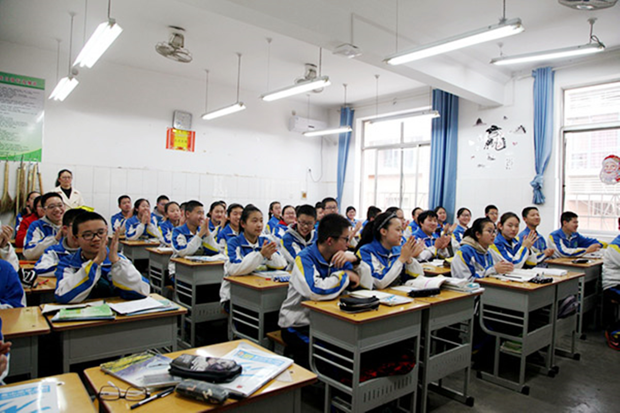 老师班级群中收“教室装修费”,结果反被拒绝,后续发展叫人心寒