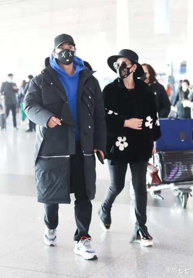 赵文卓|这哥是真怕冷！赵文卓机场裹成粽子太壮实，老婆忙着优雅穿貂出镜
