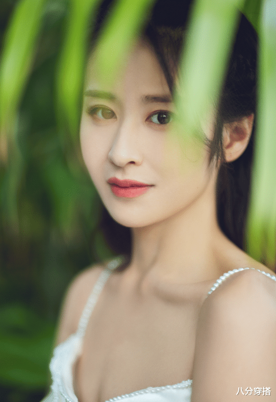 颖儿|颖儿胖了之后美出新高度，一袭白色鱼尾礼服华丽高级，清纯灵动