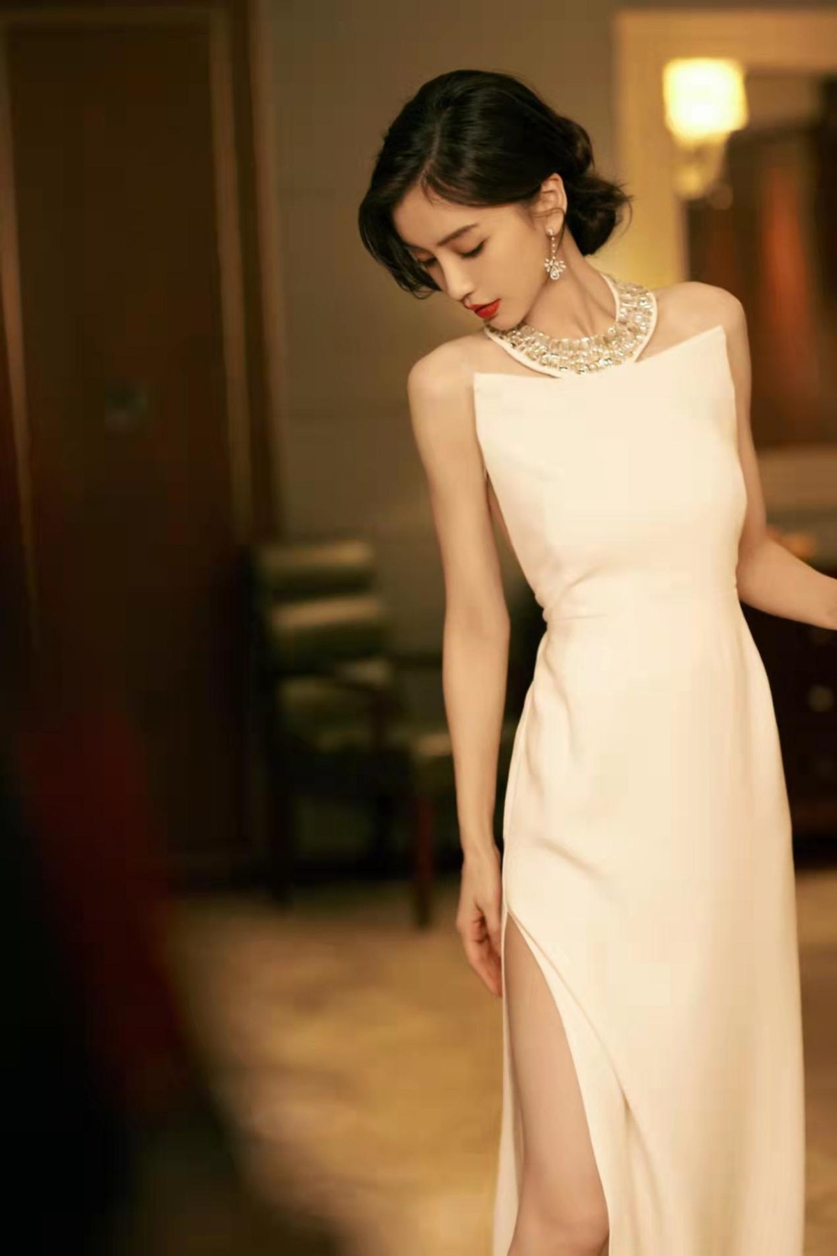 丑女无敌|Baby不愧是红毯定海神针！穿露背白裙美出新高度，颜值稳占85花榜首