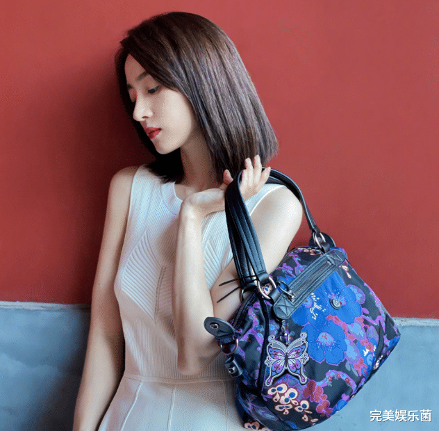 胡冰卿|胡冰卿返厂重修了？染绿发意外撞脸杨幂，网友：鼻子一家医院做的