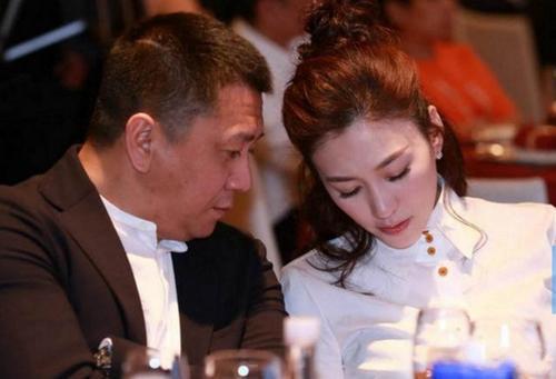 李小冉|李小冉穿“3D透视裙”，身材清晰可见，和钟汉良吻戏曝光？