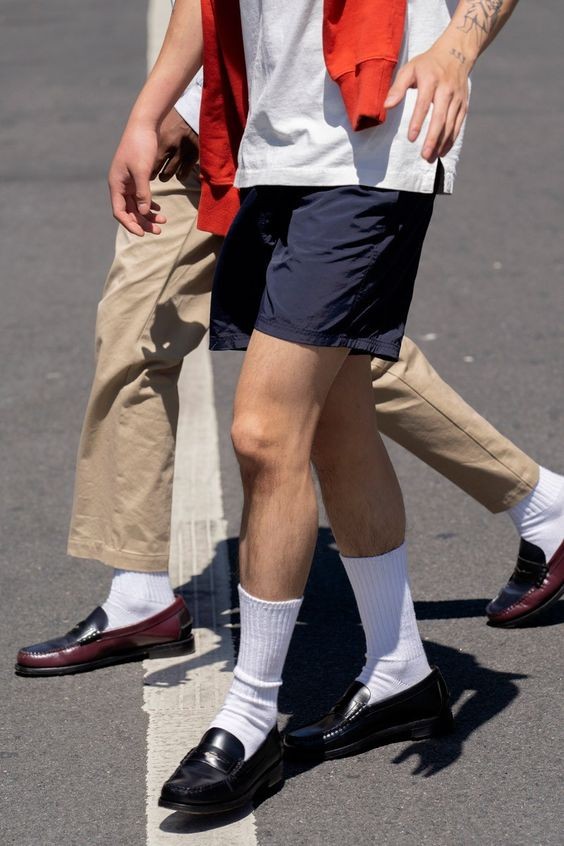 男士穿衣搭配杂志|男人穿皮鞋就落伍了？那你没穿对，搭配白袜试试，回头率高又时髦