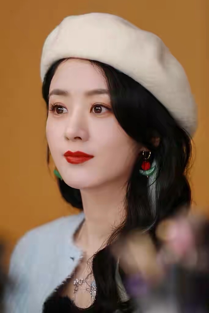 赵丽颖|赵丽颖现身李佳琦直播间，挑染蓝色长发搭配四枚钻戒，时髦吸睛。