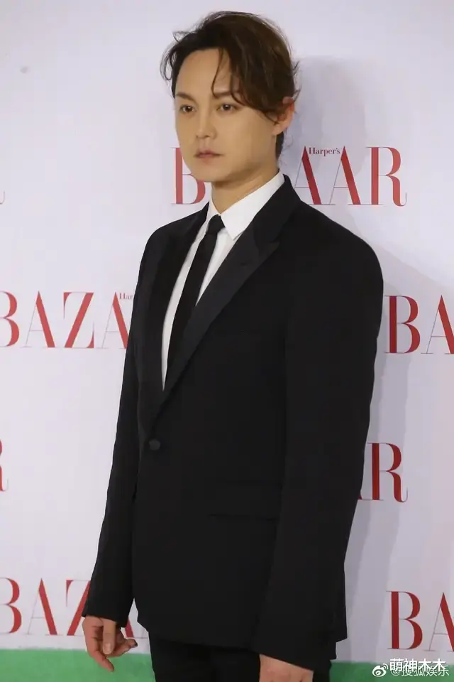 高定|芭莎慈善夜红毯生图来了！杨幂复古大花裙压场，杨颖高定首穿迎战