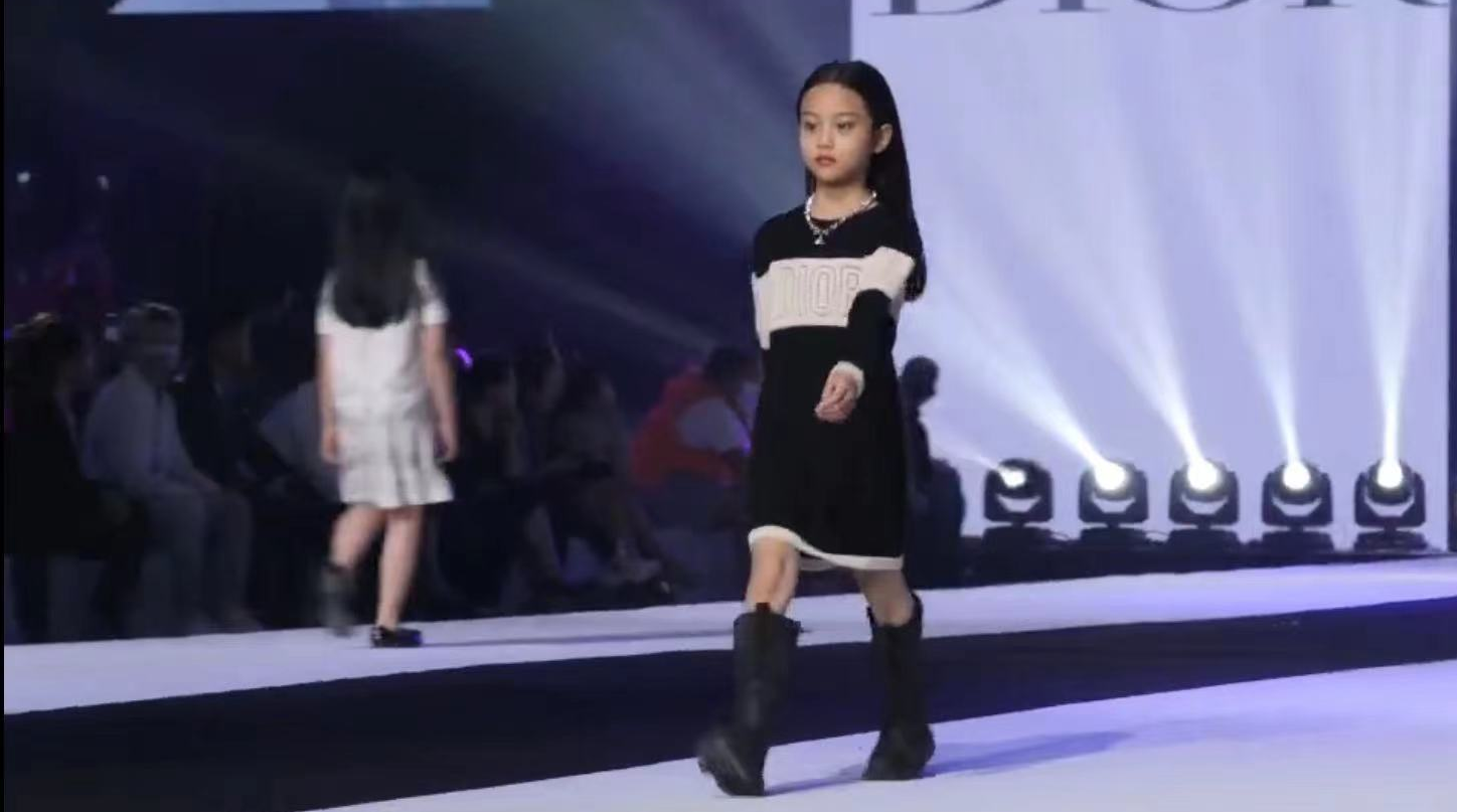 贾云馨|8岁甜馨长大啦！化浓妆穿着时尚T台走秀，气场全开获全场观众猛拍