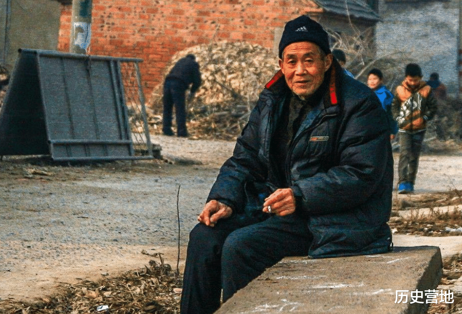 老人标价500万卖祖传宝刀,专家劝他上交,遭拒绝后专家失望指责