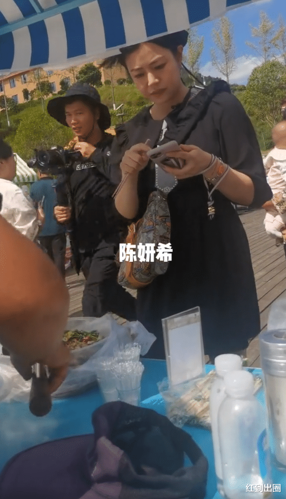 陈妍希|陈妍希买小吃被路人偶遇，生图比精修胖一圈，因未付钱遭老板吐槽