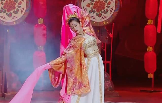 关晓彤|关晓彤和17岁宋亚轩跳舞，谁注意她的白色运动鞋，打脸半个娱乐圈