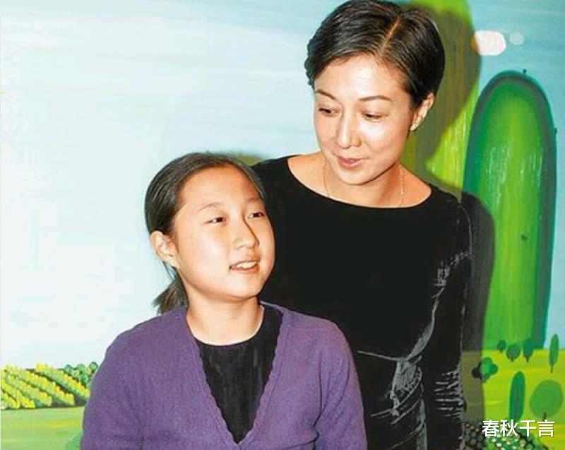 成龙|成龙女儿吴卓林：父亲拒认，母亲虐待，现实版“被嫌弃的一生”