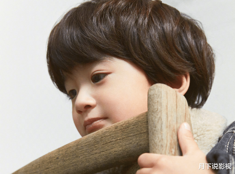 丹尼尔|姜潮带儿子拍杂志写真，2岁丹尼尔颜值惊人，麦迪娜的基因没谁了