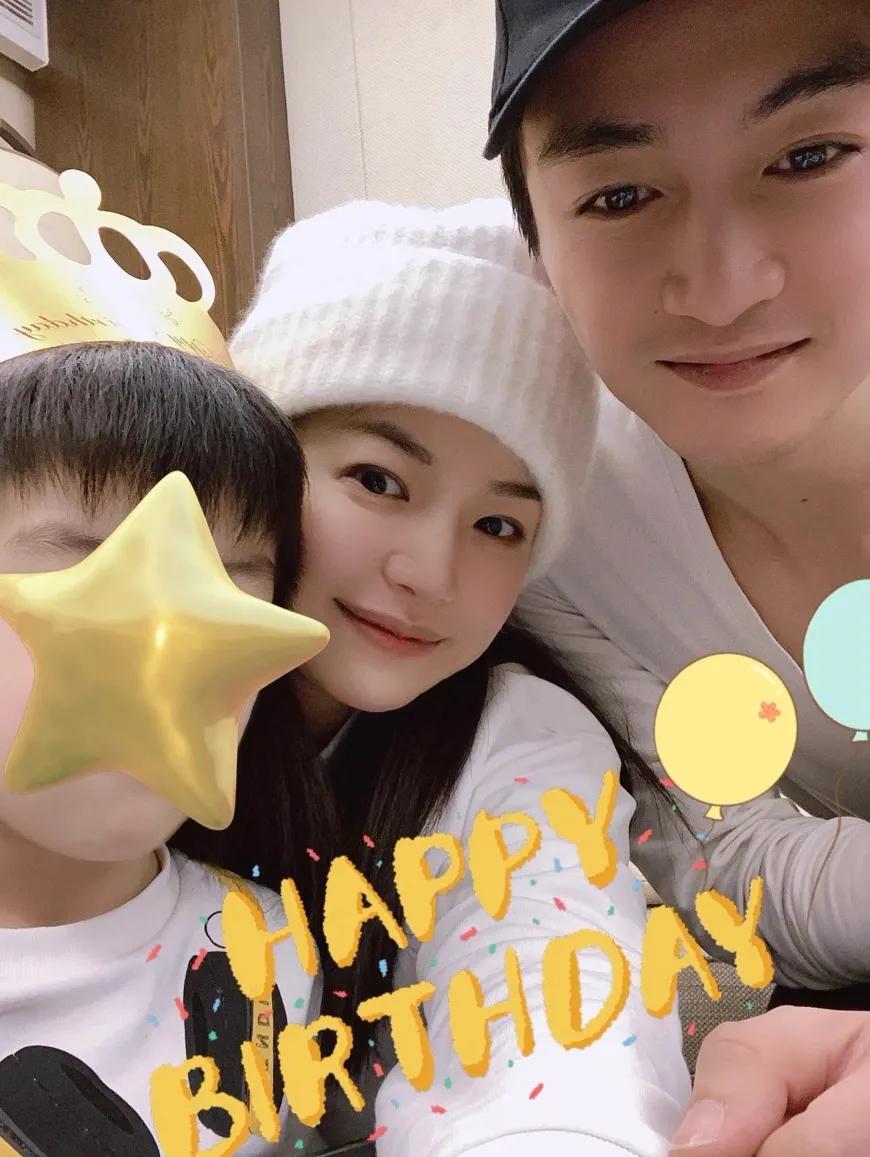 陈妍希|陈妍希一家三口久违同框为儿子庆生，和老公陈晓暗戳戳撒狗粮超甜
