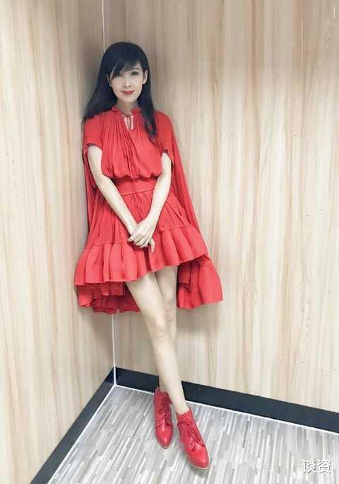 周慧敏|54岁周慧敏献唱冻到发抖，生图眼皮松垮，女神竟老了一大圈