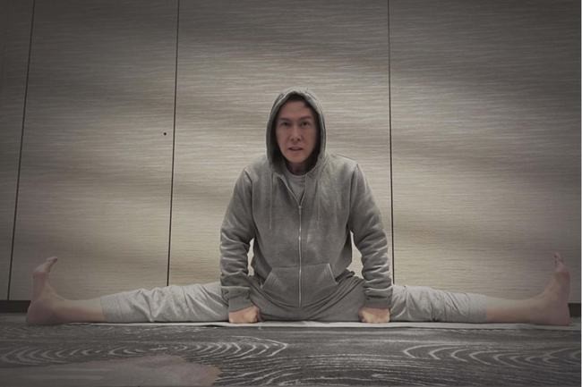 甄子丹|58岁甄子丹罕见化浓妆，梳背头皮肤白略显油，嘟嘴亲吻老婆秀恩爱