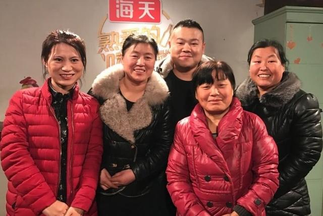 岳云鹏|岳云鹏一家包游艇出海，全家打扮都接地气，女儿长大还是像爸