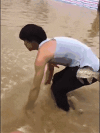 阿庄星座屋|“新来的女同事请我去她家里玩，她是不是喜欢上我了？”哈哈哈哈