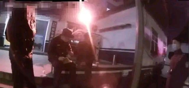 浙江一男子露宿街头,民警嘘寒问暖,男子声泪俱下叹息:我太累了