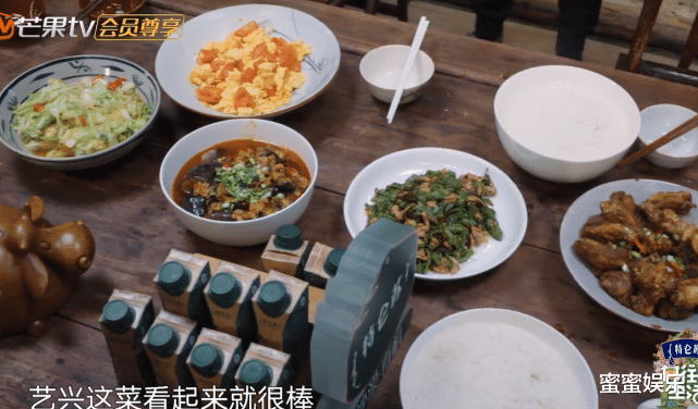 黄磊|张艺兴做5道菜8个人不够吃，彭彭帮忙被忽视，黄磊夸赞背后是偏爱