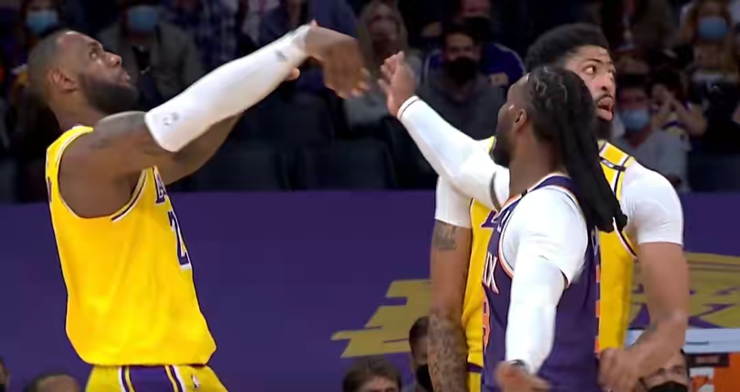 勒布朗·詹姆斯|破案了！220磅的艾顿面对詹姆斯，为何不敢打，慢镜回放真相！