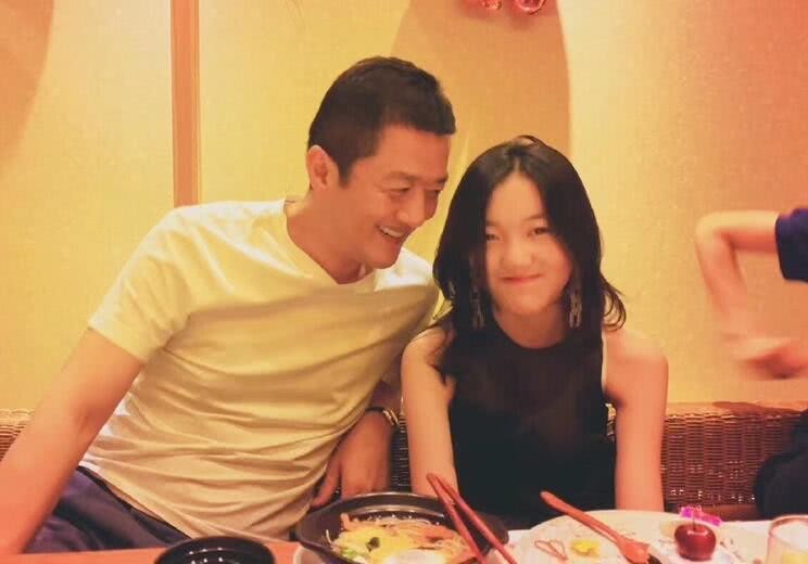 李亚鹏|李亚鹏穿棉袄坐河边钓鱼！用竹子做鱼竿接地气，系花围裙下厨熬粥