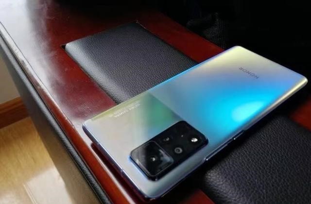 奶爸育儿宝库|从3599跌至2789，120Hz超曲屏+66W闪充，荣耀旗舰重回低价