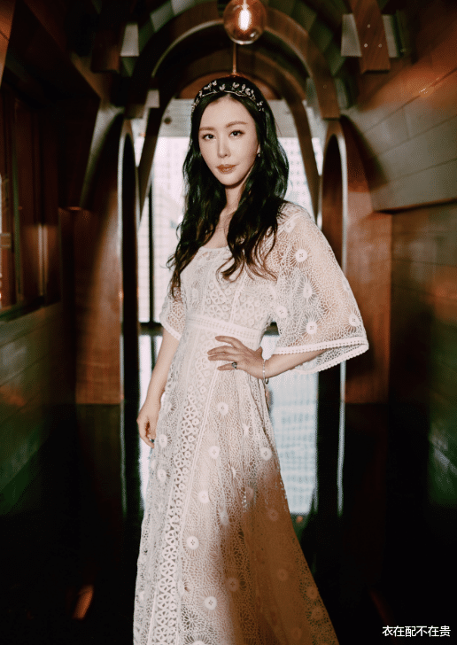 衣在配不在贵|王石妻子真放得开，穿“半透明”裙子都很优雅，气质不输顶流明星