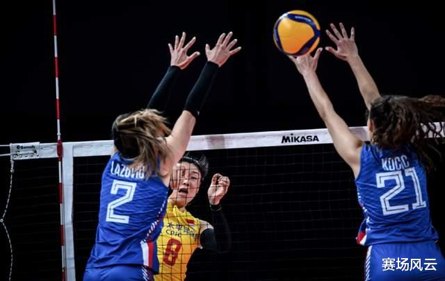 字母哥|中国女排惨遭第5败！刘晏含带着情绪打球，郎平重用栗垚打2位置