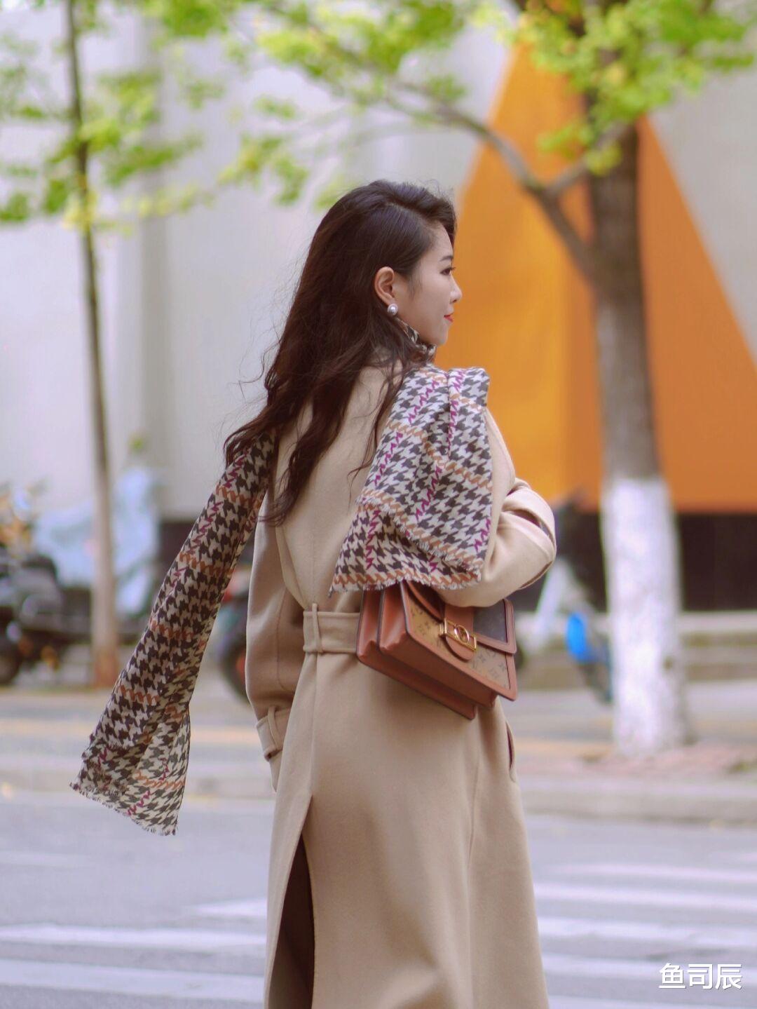 鱼司辰 秋冬来一个经典搭配，红色高领毛衣搭配黑色半身裙，高级又洋气