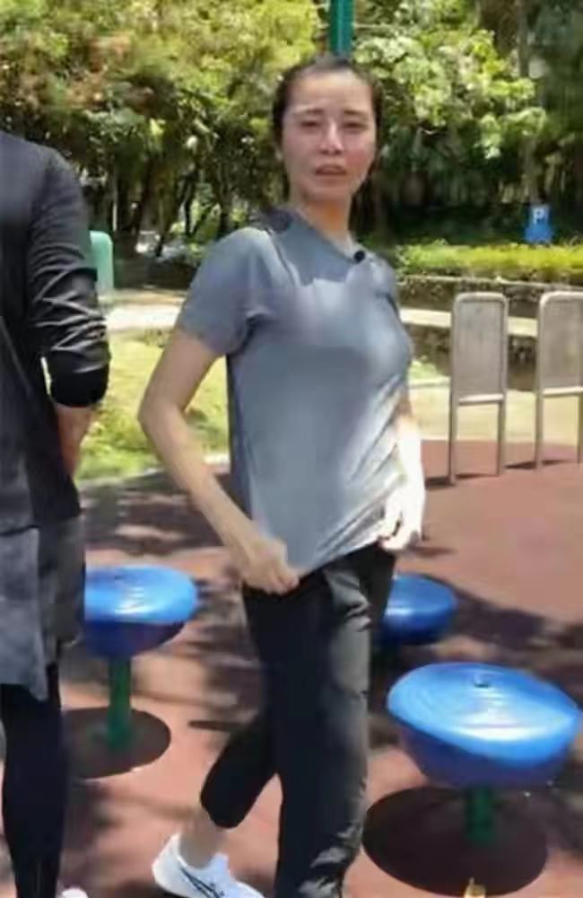 蒙嘉慧|郑伊健蒙嘉慧买冰激凌被偶遇！妻子排队郑伊健等吃，穿情侣装超甜