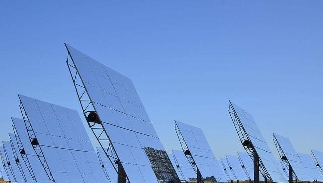 西藏旅游 假设：将沙漠铺上太阳能面板，完全转化下可以满足我国一年用电量