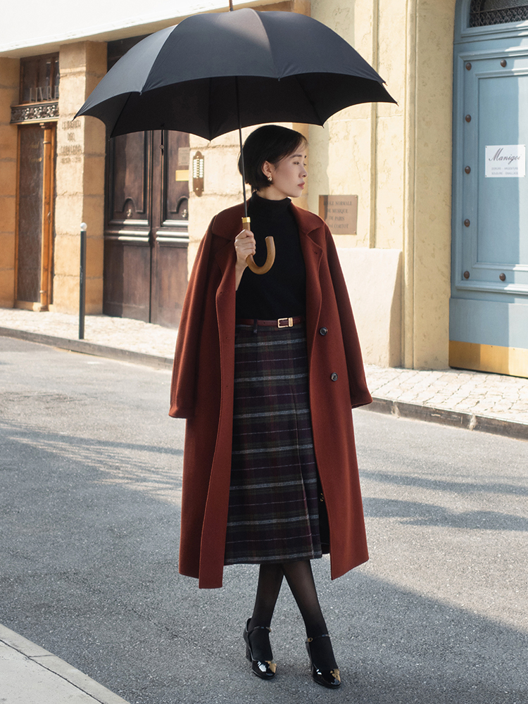 何有强 女人年过40不要刻意扮嫩,选好大衣轻松展现大女人韵味,端庄大气