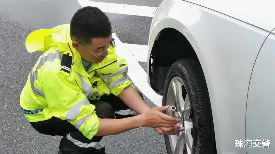 爆胎|粤C小车昌盛路撞石基爆胎！警察刚换好胎，司机却倒下了……